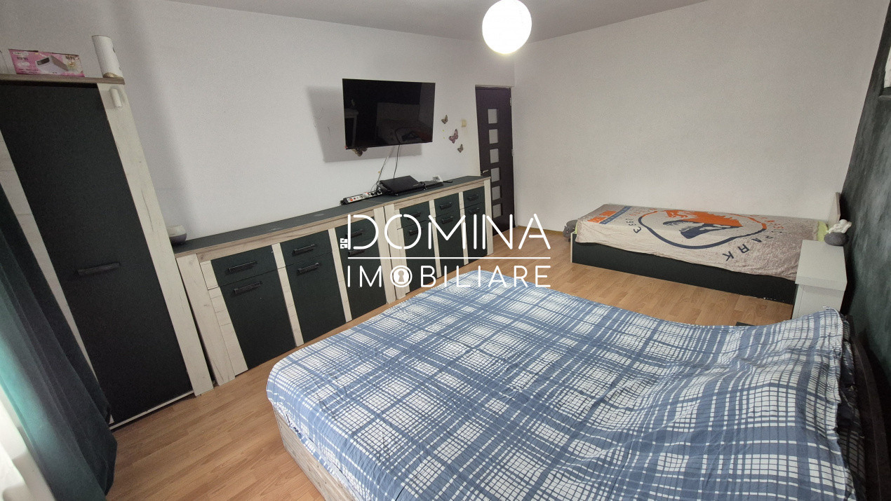 Vânzare apartament 3 camere, 75 mp, situat în Târgu Jiu, strada 23 August