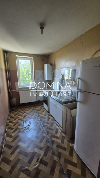 Vânzare apartament 3 camere, etaj 2 - decomandat - strada Zambilelor