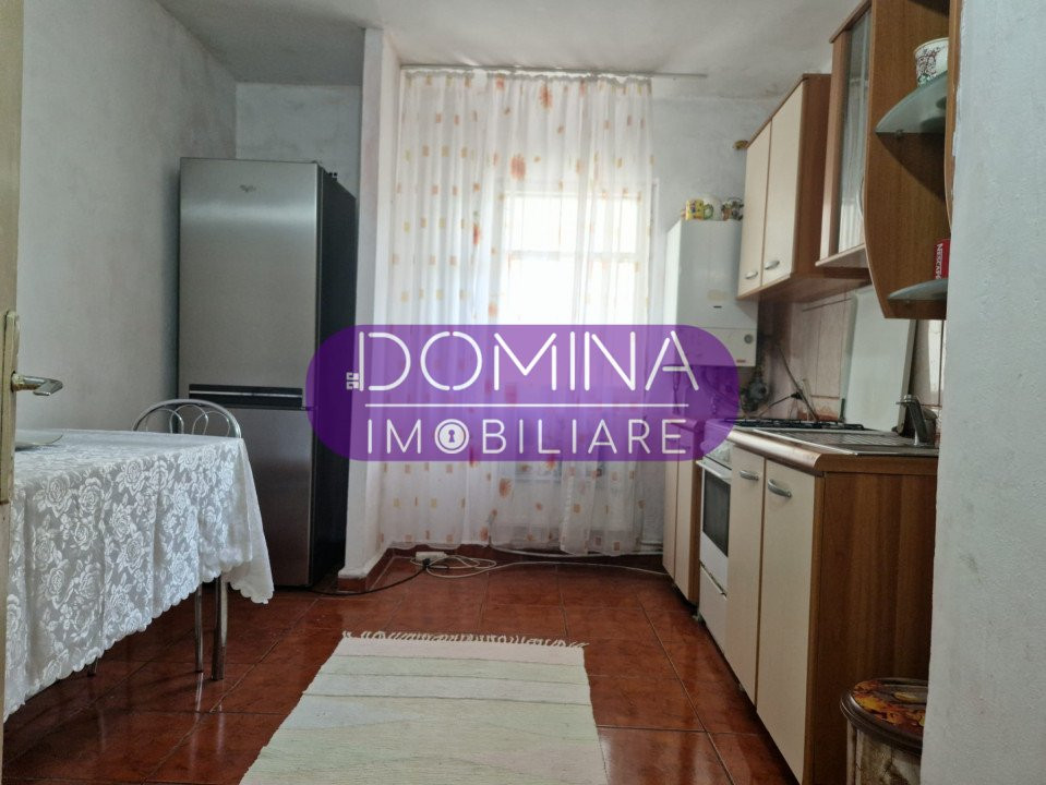 Vânzare apartament 4 camere transformat în 3 camere, etaj 2, str. 23 August