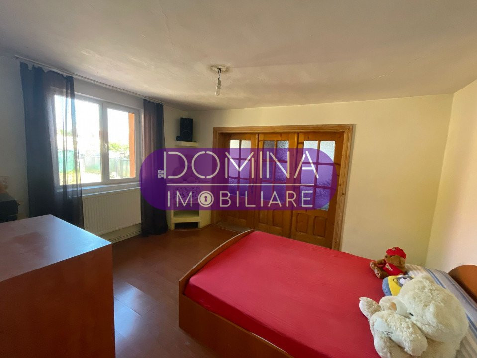 Vânzare casă, str. Petrești, la 1 km distanță de Parcul ”Coloana Infinitului” 