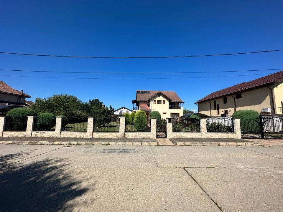  Vânzare proprietate impunătoare, strada Bujorului - cartier Primăverii