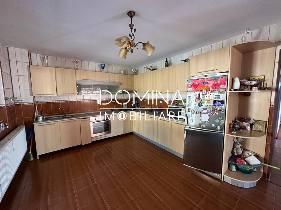  Vânzare proprietate impunătoare, strada Bujorului - cartier Primăverii