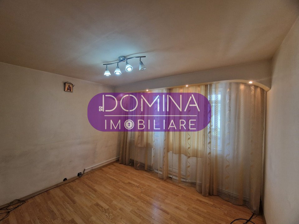 Vânzare apartament 3 camere, situat în zonă semicentrală, str. Comuna din Paris