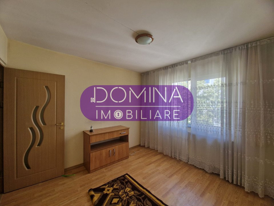 Vânzare apartament 3 camere, situat în zonă semicentrală, str. Comuna din Paris
