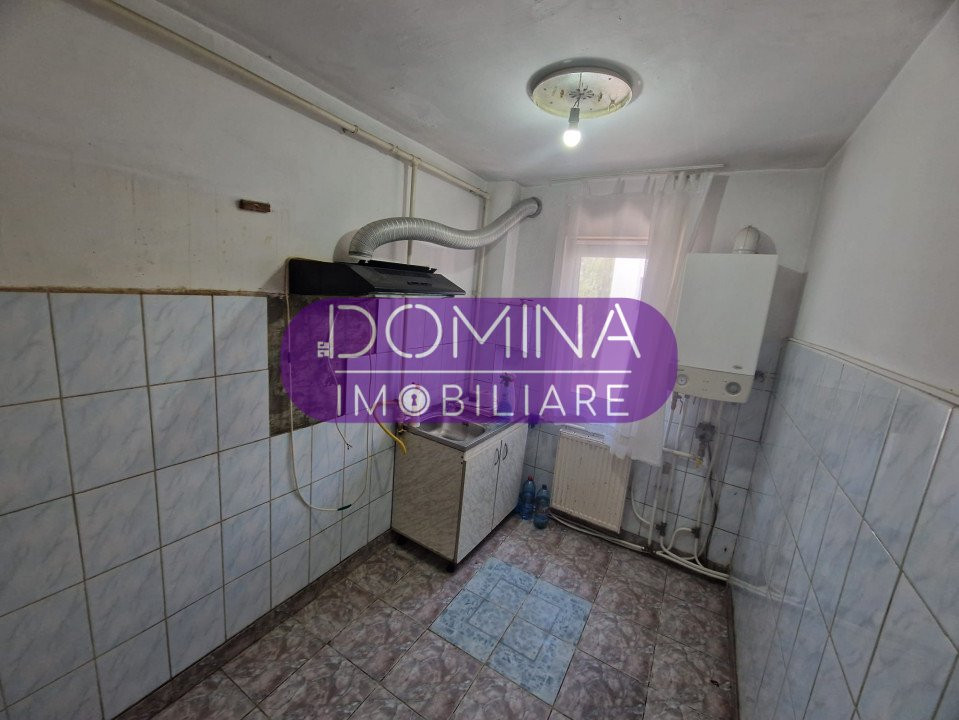 Vânzare apartament 3 camere, situat în zonă semicentrală, str. Comuna din Paris