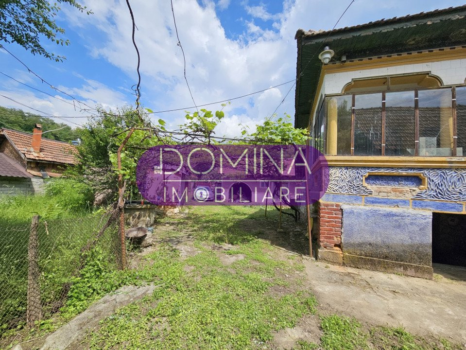 Vânzare casă bătrânească D+P, situată în Sat Curpen, Comuna Stănești