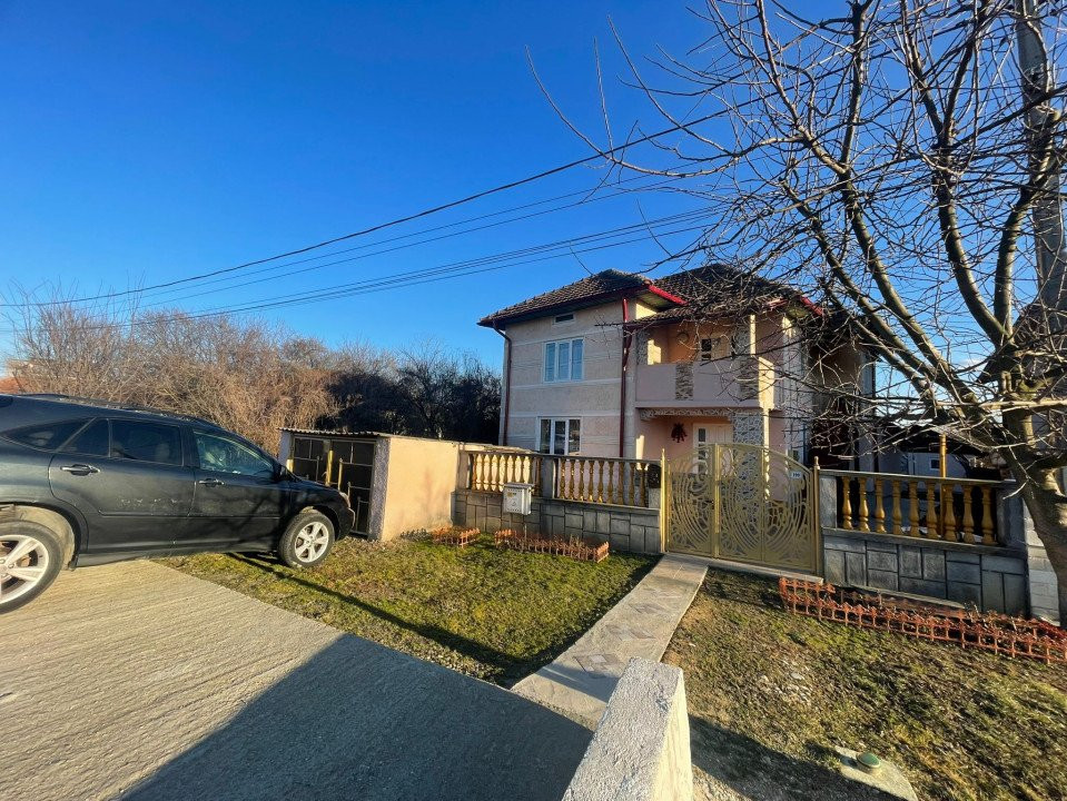 Vânzare casă P+M - la strada principală - Drăguțești