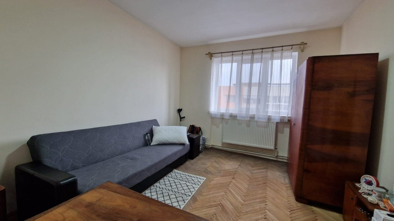 Vânzare apartament 3 camere, situat în Târgu Jiu, strada Nicolae Bălcescu