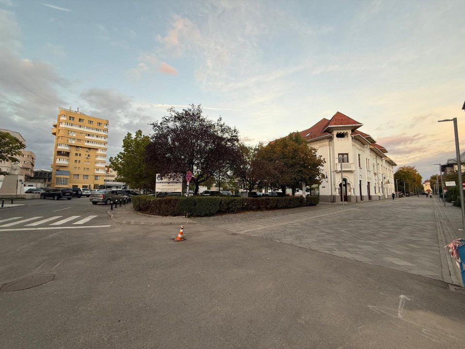 Închiriere *spațiu ultracentral 220 mp* - vizibilitate maximă și acces facil