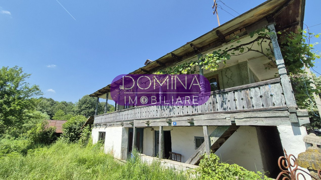 Casă cu arhitectură tradițională și teren generos, în comuna Drăguțești