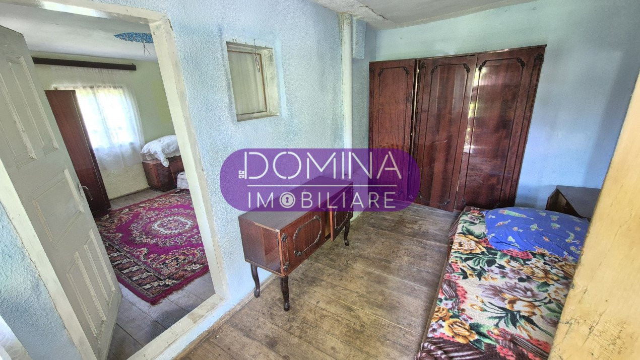 Casă cu arhitectură tradițională și teren generos, în comuna Drăguțești