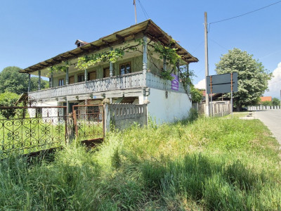 Casă cu arhitectură tradițională și teren generos, în comuna Drăguțești