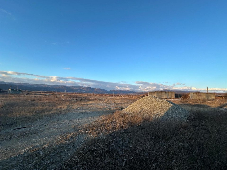 Vânzare teren intravilan 2,5 ha - infrastructură industrială și hală funcțională