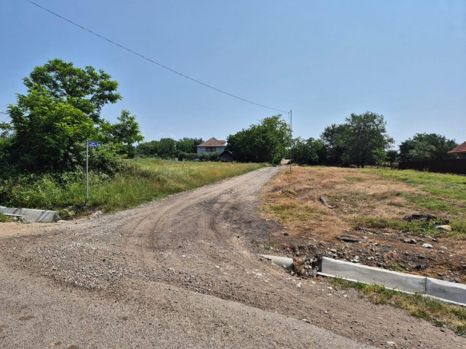 Teren intravilan parcelabil *dublă deschidere - utilități complete* Com. Lelești