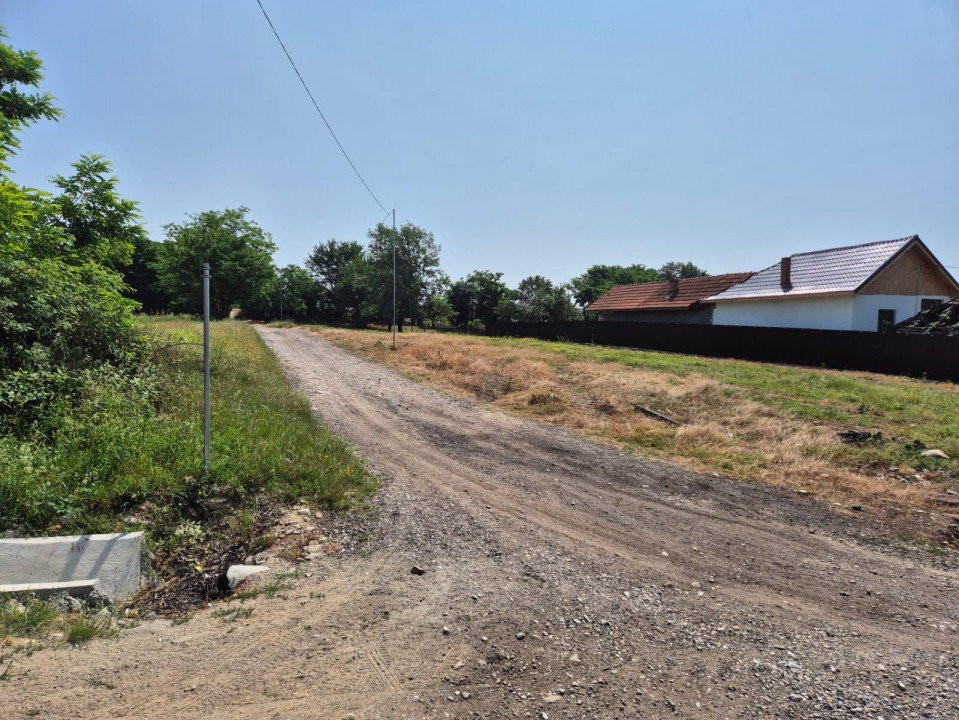 Teren intravilan parcelabil *dublă deschidere - utilități complete* Com. Lelești