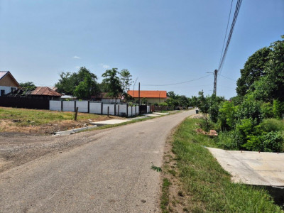 Teren intravilan parcelabil *dublă deschidere - utilități complete* Com. Lelești