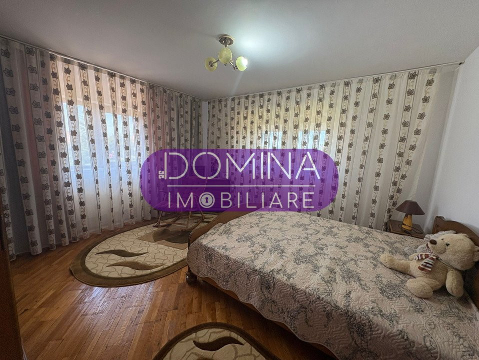 *Conac impresionant* cu arhitectură simetrică - pretabil reședință sau business