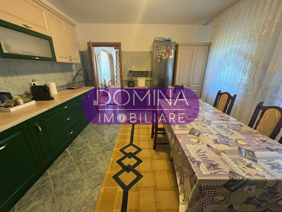 *Conac impresionant* cu arhitectură simetrică - pretabil reședință sau business