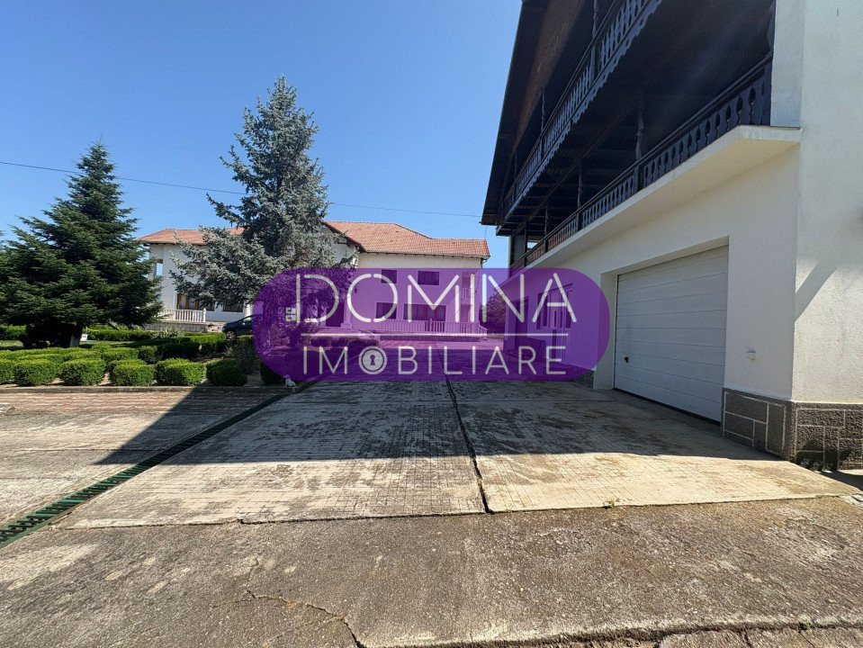 *Conac impresionant* cu arhitectură simetrică - pretabil reședință sau business