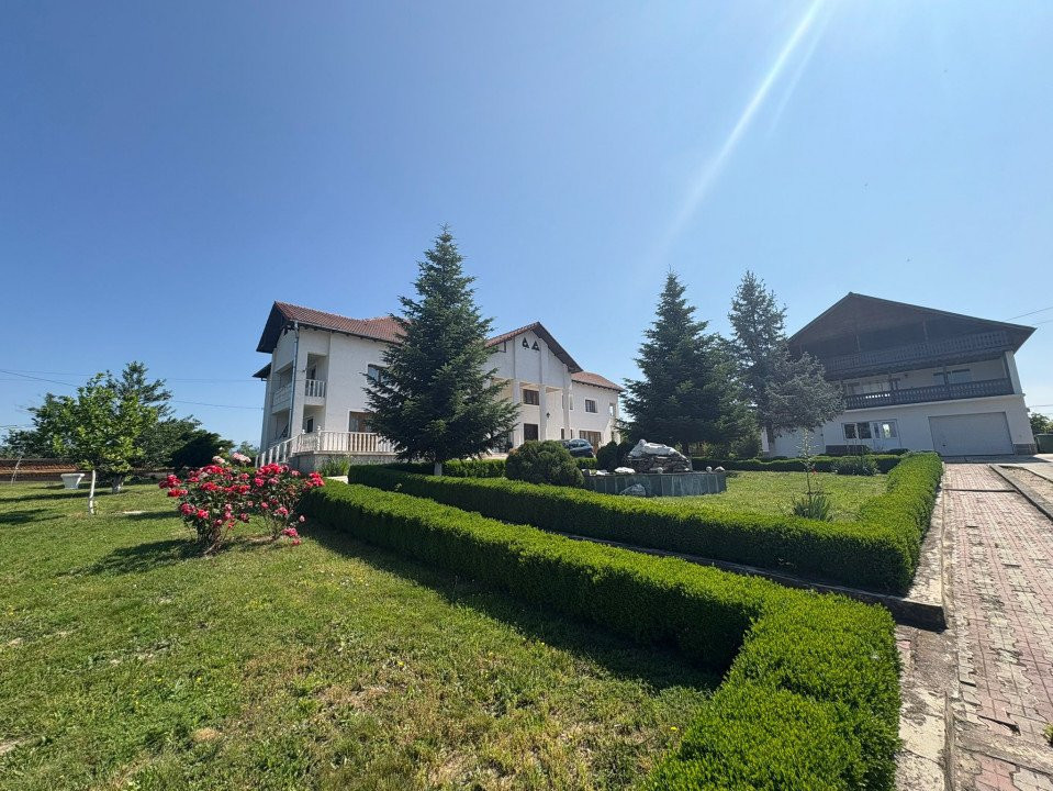 *Conac impresionant* cu arhitectură simetrică - pretabil reședință sau business