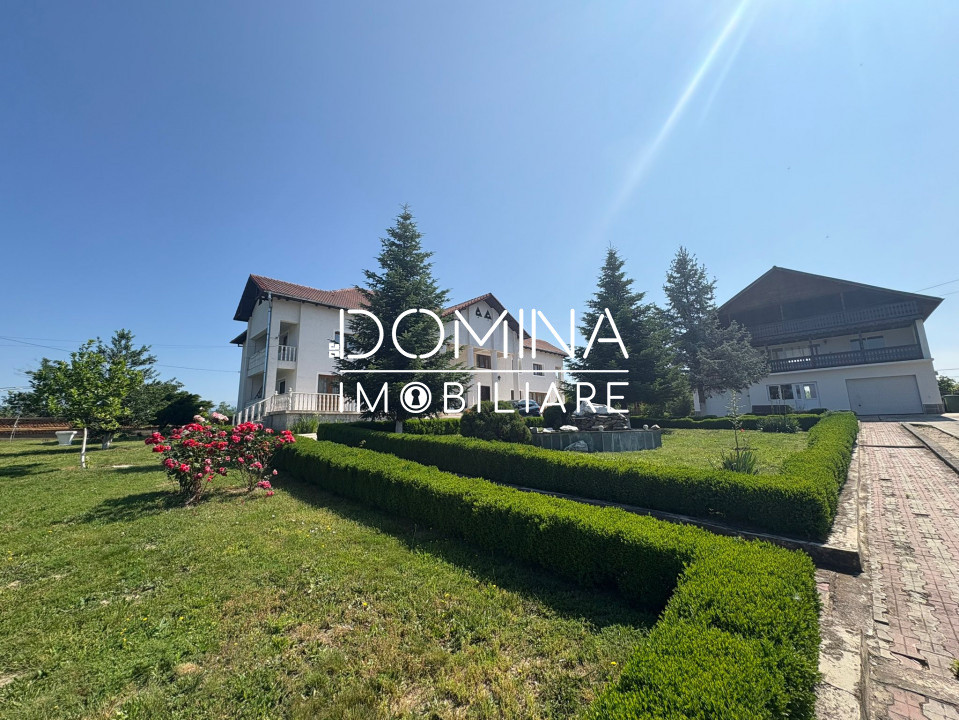 *Conac impresionant* cu arhitectură simetrică - pretabil reședință sau business