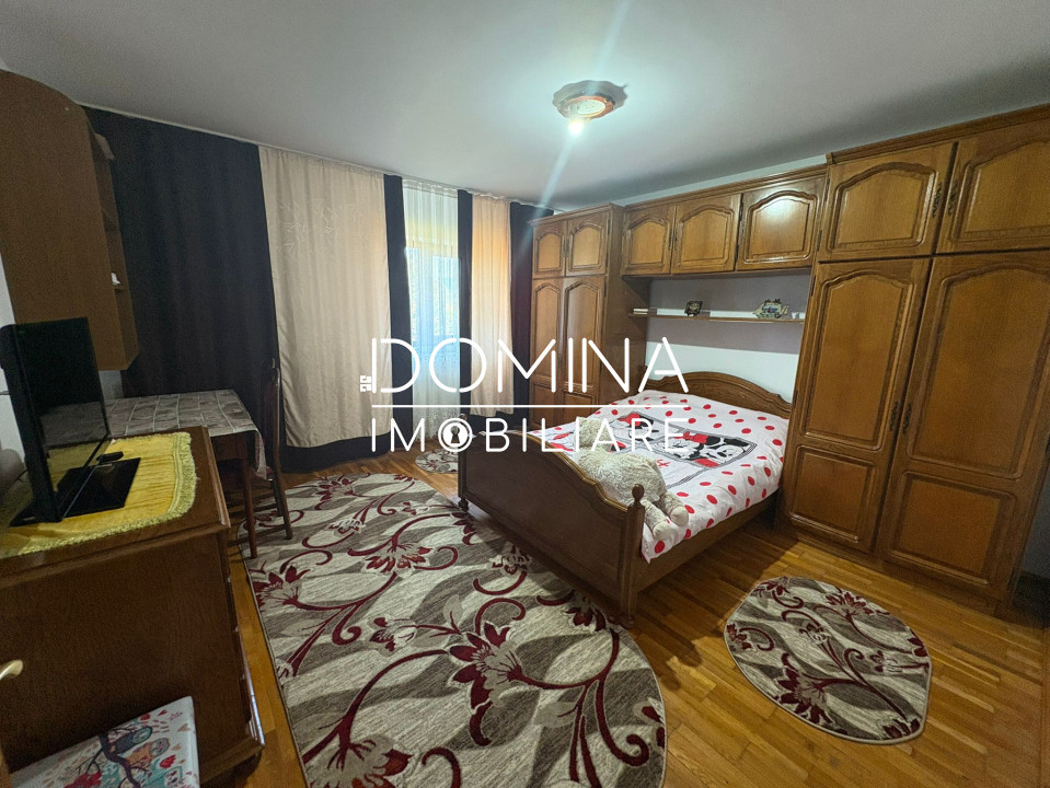 *Conac impresionant* cu arhitectură simetrică - pretabil reședință sau business