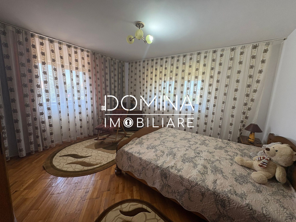 *Conac impresionant* cu arhitectură simetrică - pretabil reședință sau business