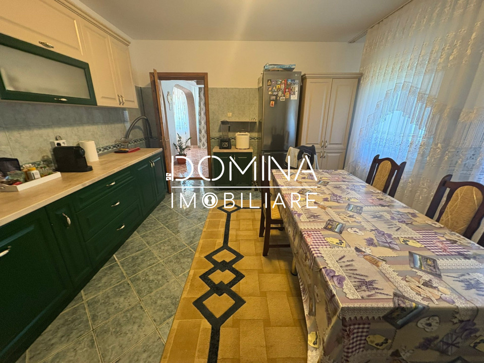 *Conac impresionant* cu arhitectură simetrică - pretabil reședință sau business