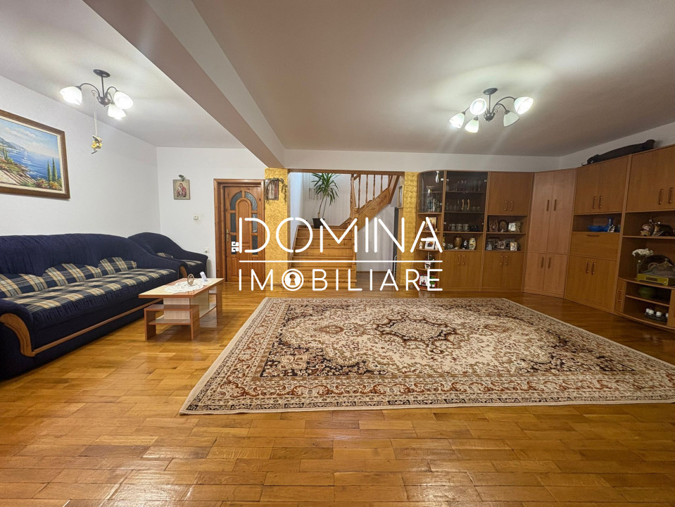 *Conac impresionant* cu arhitectură simetrică - pretabil reședință sau business