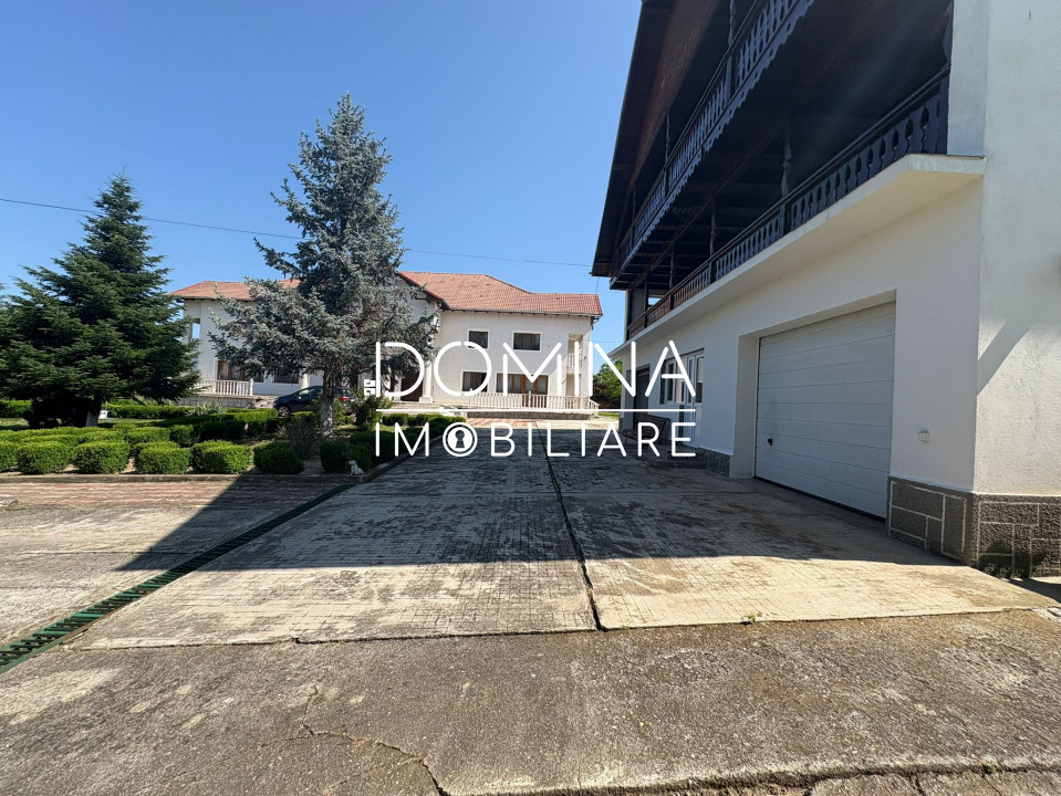 *Conac impresionant* cu arhitectură simetrică - pretabil reședință sau business