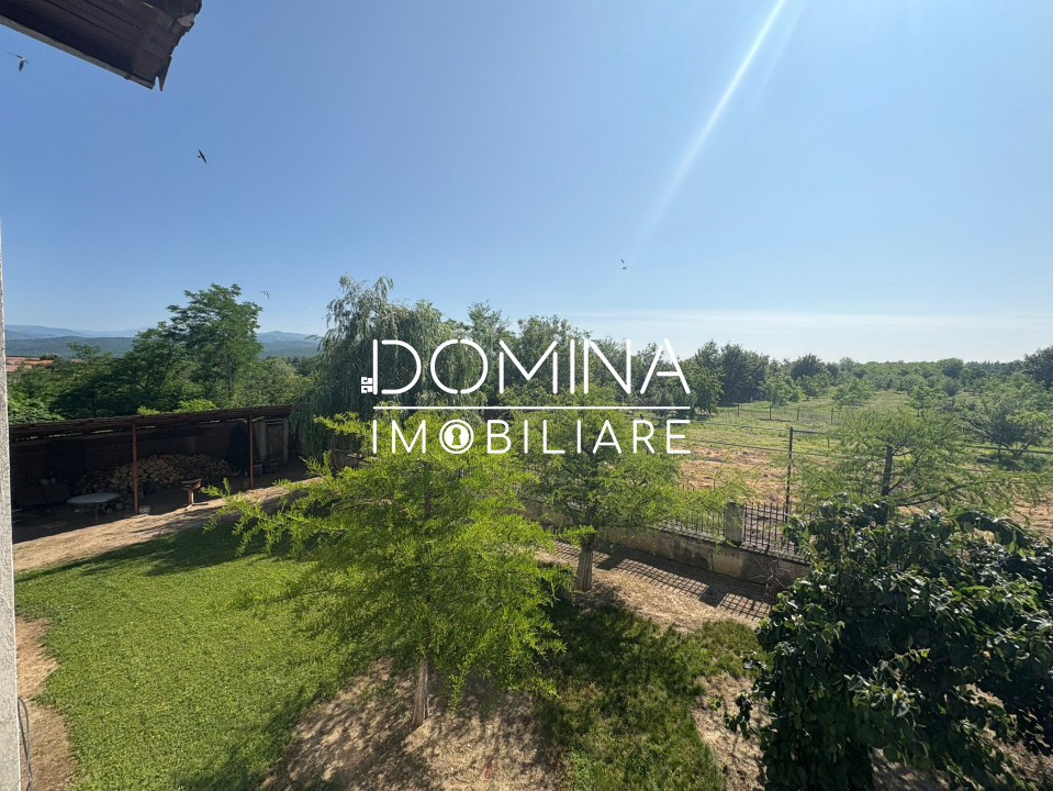 *Conac impresionant* cu arhitectură simetrică - pretabil reședință sau business