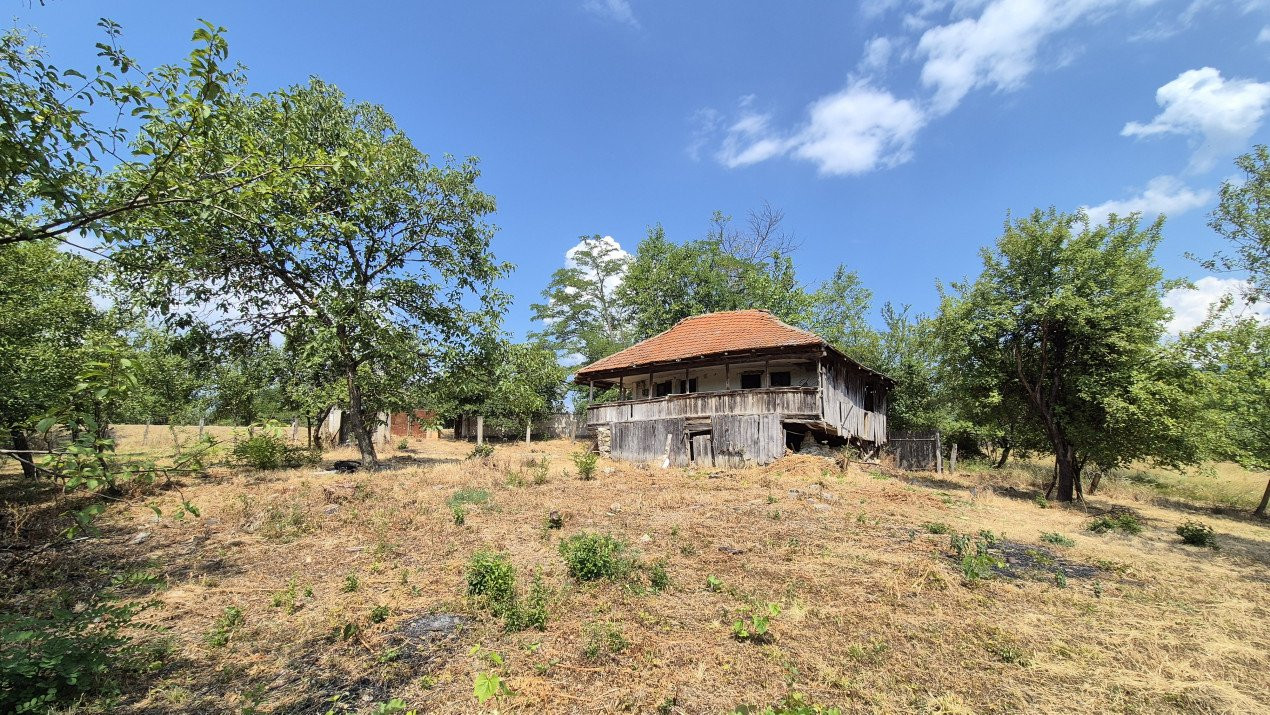 Vânzare casă bătrânească și teren în apropiere de complex turistic – Mușetești