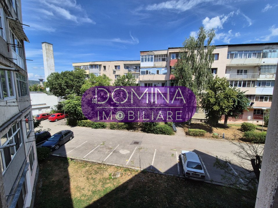 Vânzare apartament 3 camere *etaj 2 - decomandat* - Strada Zambilelor