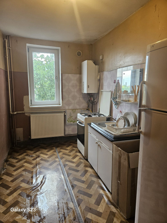 Vânzare apartament 3 camere *etaj 2 - decomandat* - Strada Zambilelor