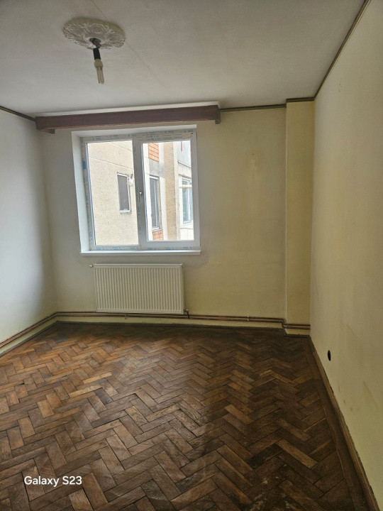 Vânzare apartament 3 camere *etaj 2 - decomandat* - Strada Zambilelor