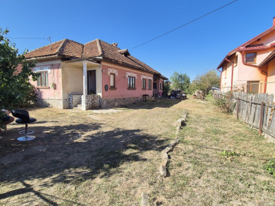 Vânzare *teren generos și casă * - strada Petrești - cartier Primăverii