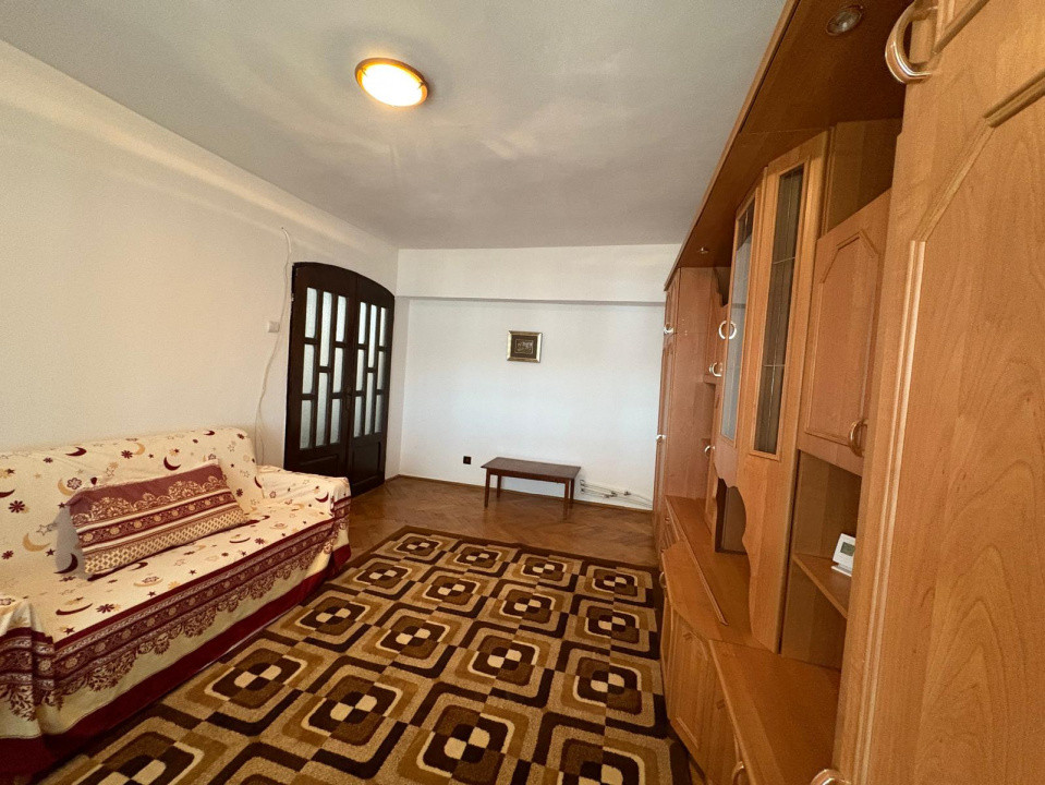 Închiriere apartament 3 camere, cu balcon generos, în zonă ULTRACENTRALĂ