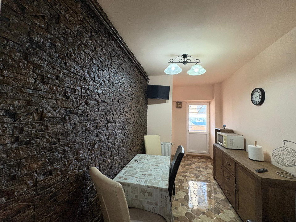 Închiriere apartament 3 camere, cu balcon generos, în zonă ULTRACENTRALĂ