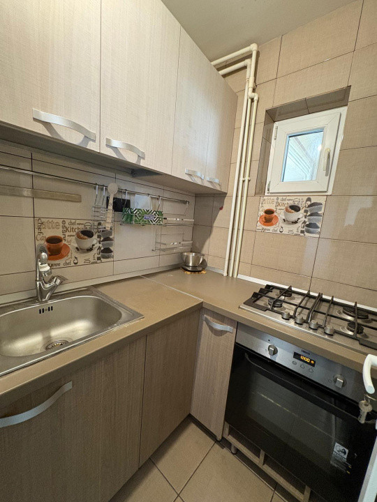 Închiriere apartament 3 camere, cu balcon generos, în zonă ULTRACENTRALĂ