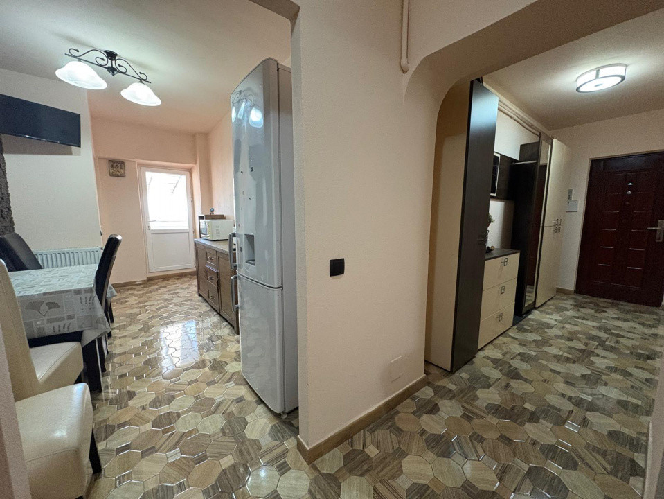 Închiriere apartament 3 camere, cu balcon generos, în zonă ULTRACENTRALĂ