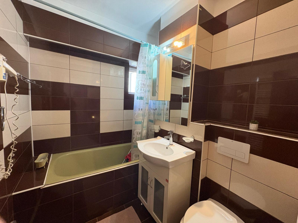 Închiriere apartament 3 camere, cu balcon generos, în zonă ULTRACENTRALĂ