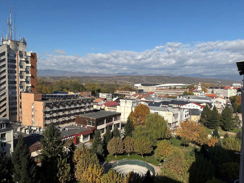 Închiriere apartament 3 camere, cu balcon generos, în zonă ULTRACENTRALĂ