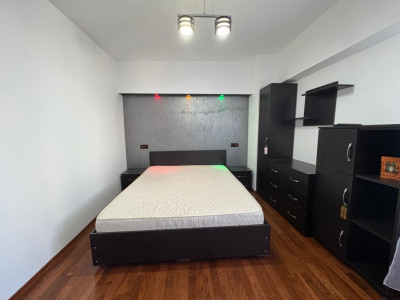 Închiriere apartament 3 camere, cu balcon generos, în zonă ULTRACENTRALĂ