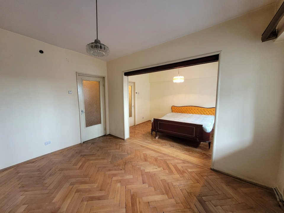 Vânzare apartament 4 camere, foarte spațios,  în Târgu-Jiu, zona Hotel Gorj