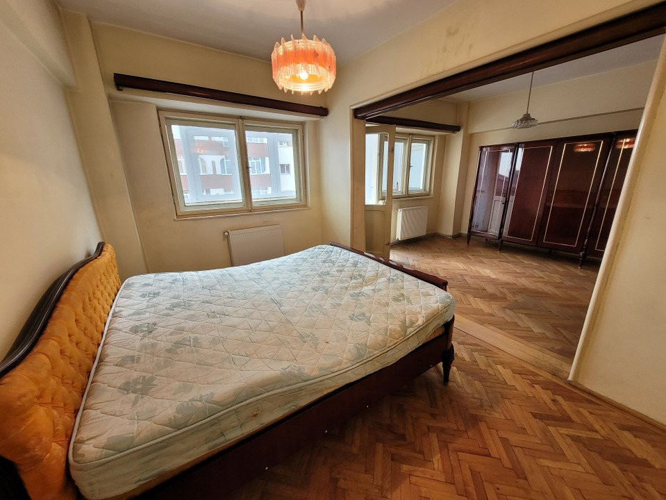 Vânzare apartament 4 camere, foarte spațios,  în Târgu-Jiu, zona Hotel Gorj