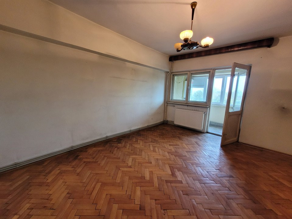 Vânzare apartament 4 camere, foarte spațios,  în Târgu-Jiu, zona Hotel Gorj