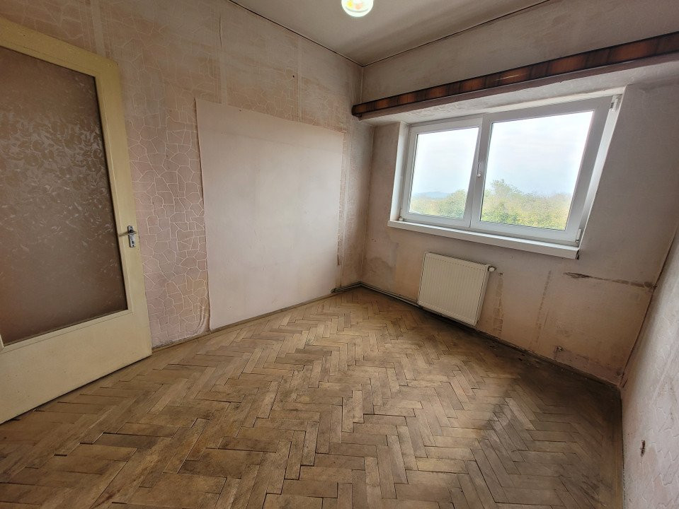 Vânzare apartament 4 camere, foarte spațios,  în Târgu-Jiu, zona Hotel Gorj