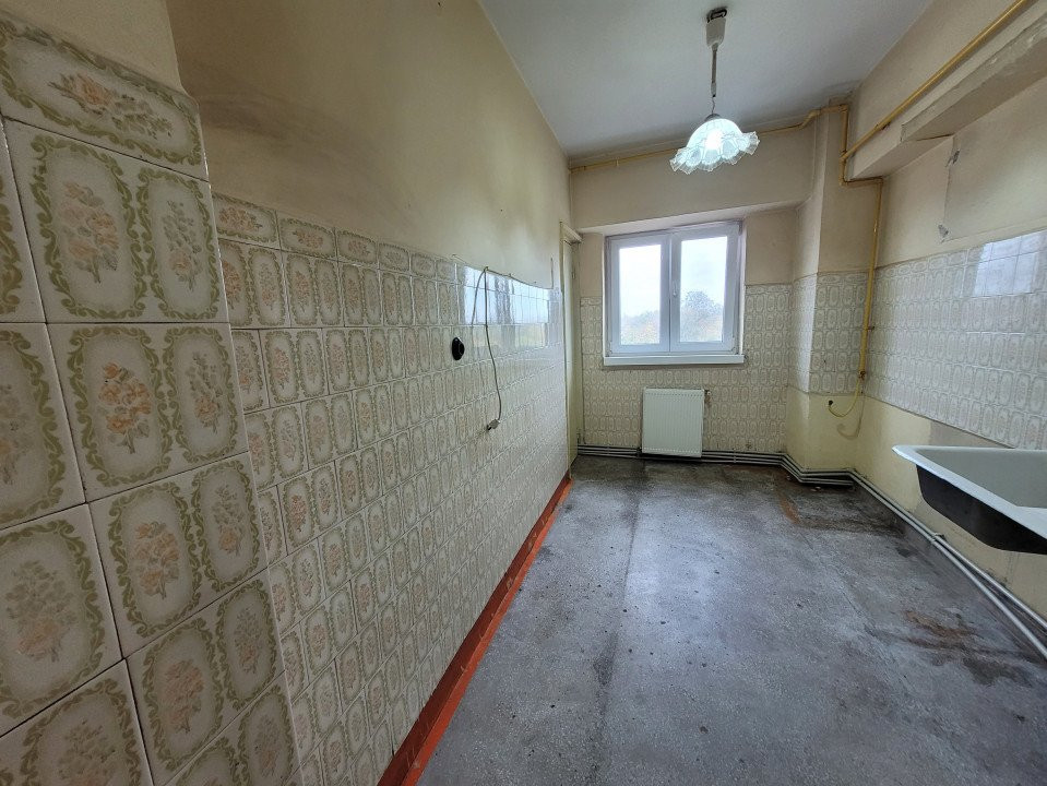 Vânzare apartament 4 camere, foarte spațios,  în Târgu-Jiu, zona Hotel Gorj