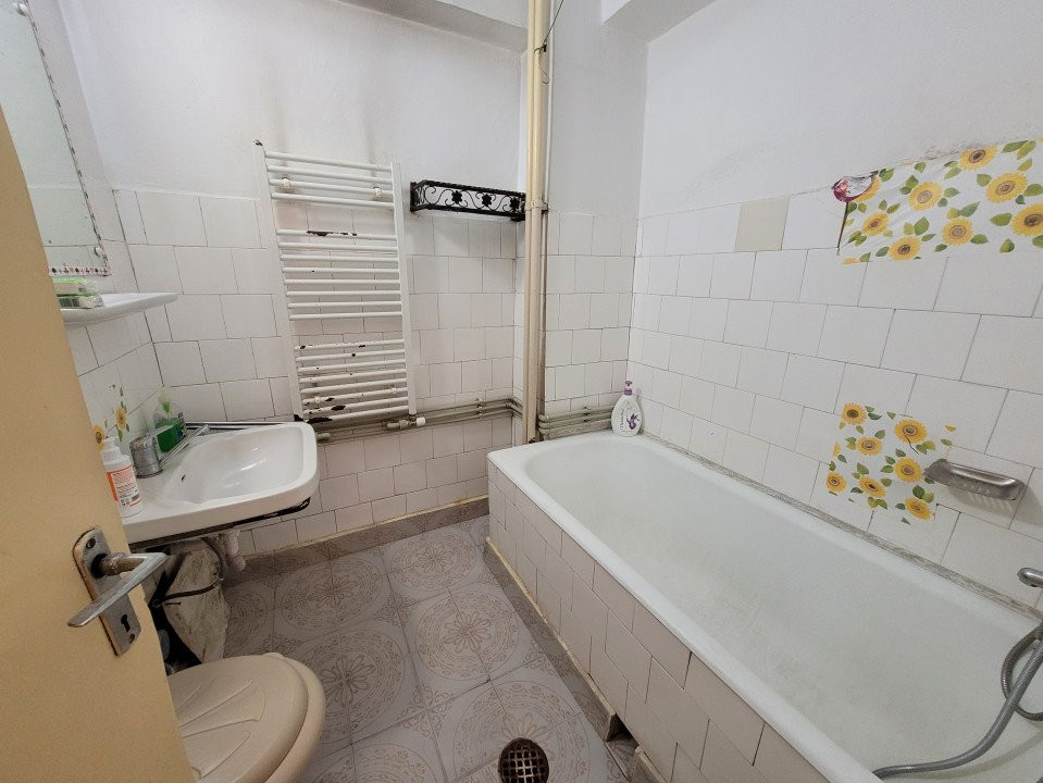 Vânzare apartament 4 camere, foarte spațios,  în Târgu-Jiu, zona Hotel Gorj