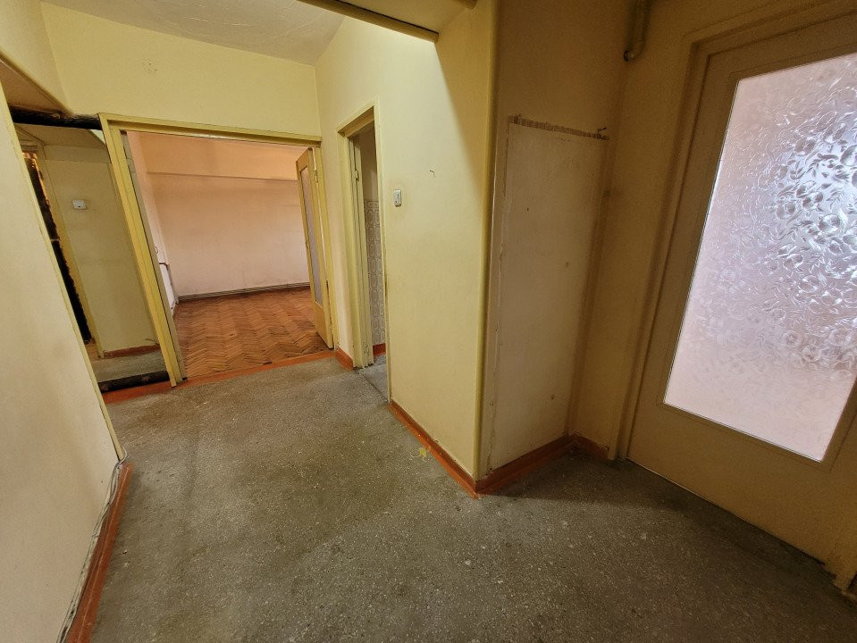 Vânzare apartament 4 camere, foarte spațios,  în Târgu-Jiu, zona Hotel Gorj